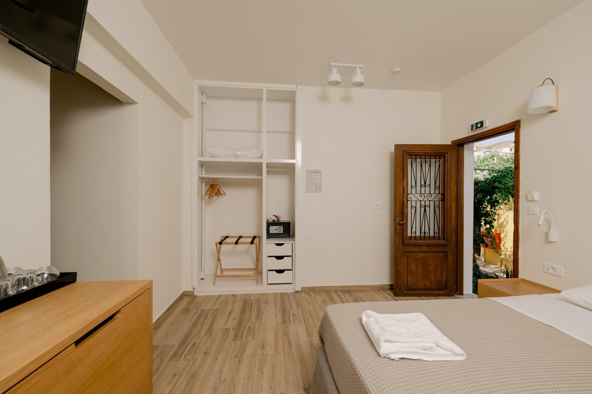 Opera House Hotel Сими Екстериор снимка