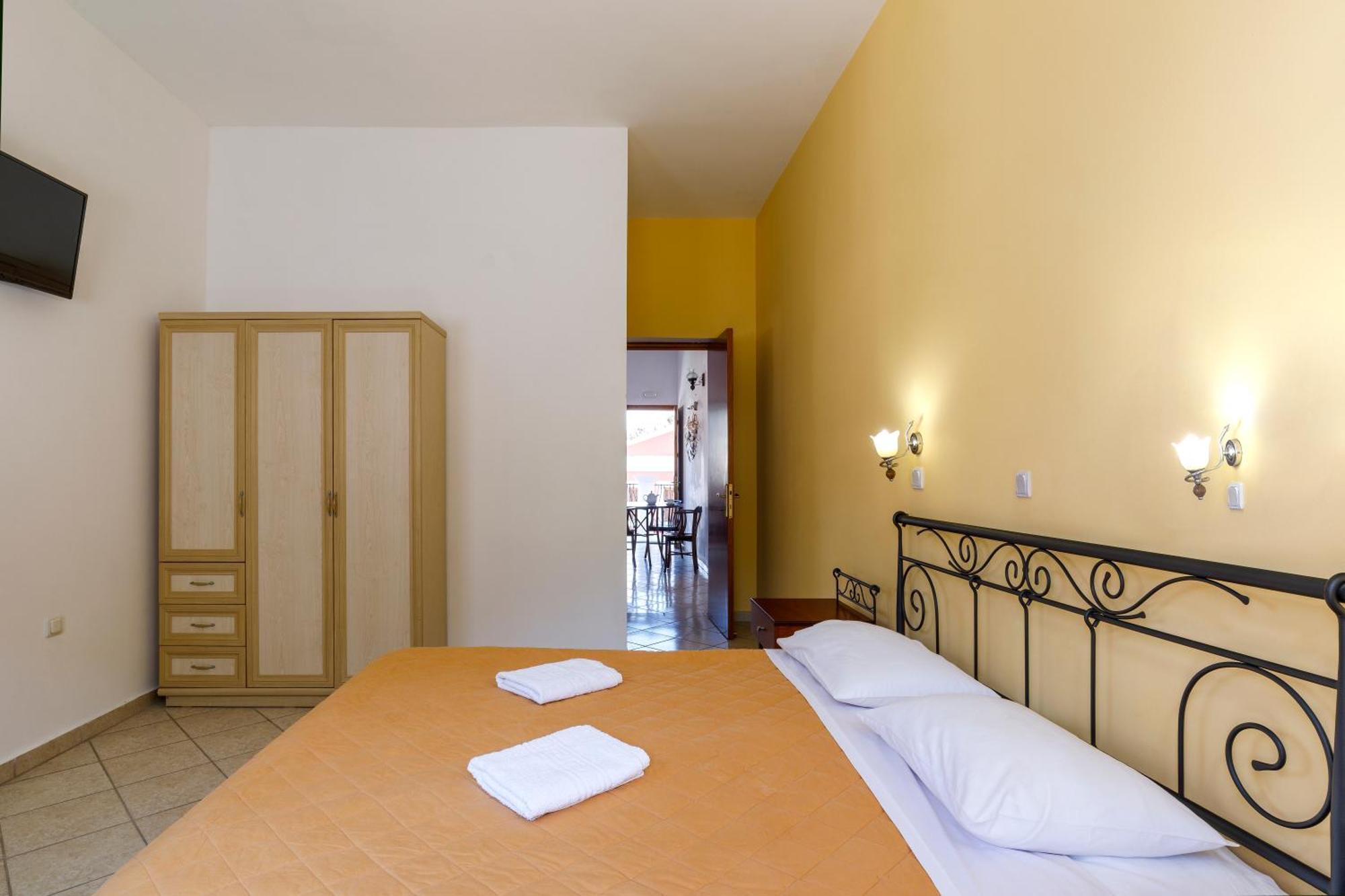Opera House Hotel Сими Екстериор снимка