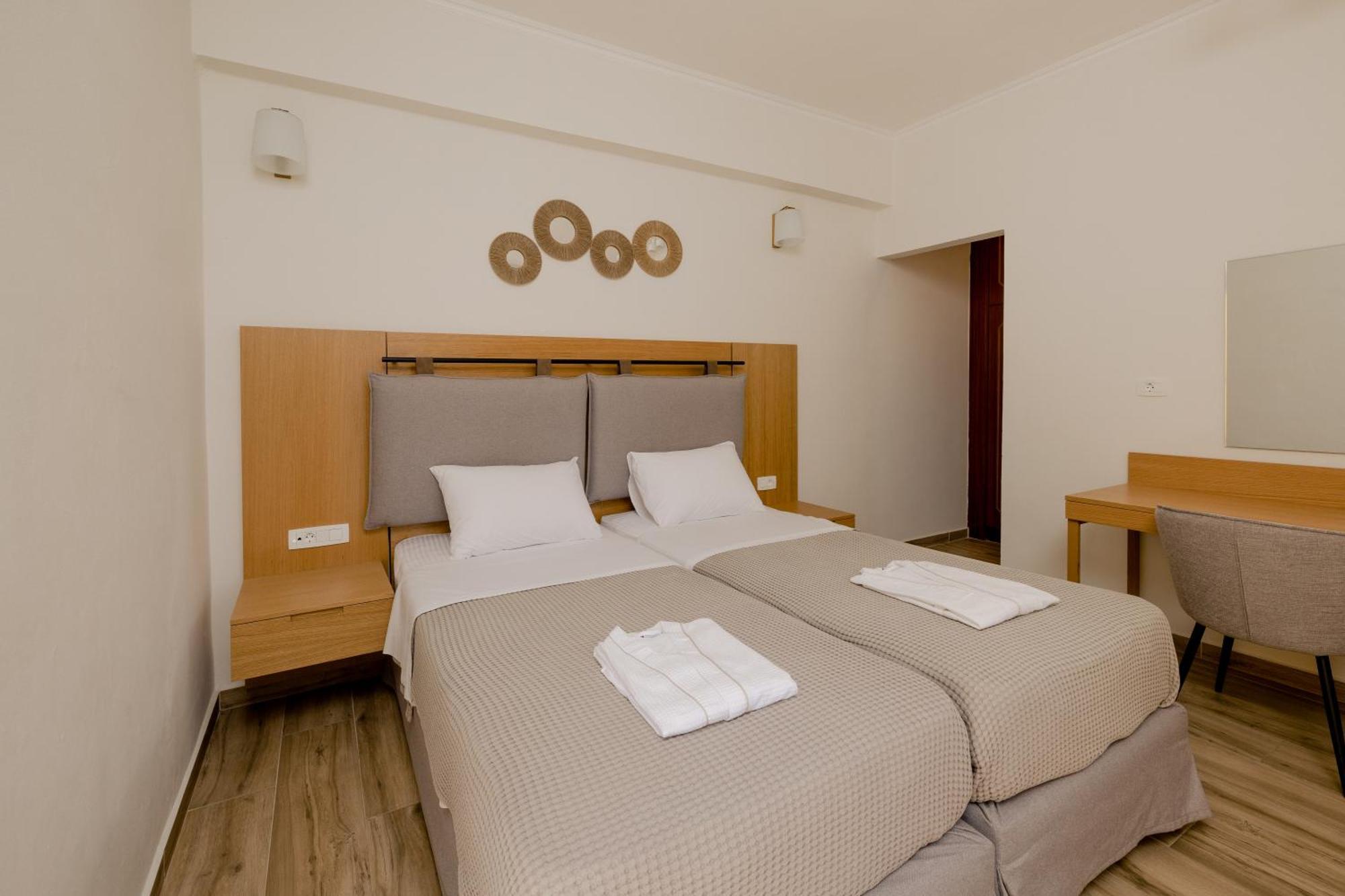 Opera House Hotel Сими Екстериор снимка