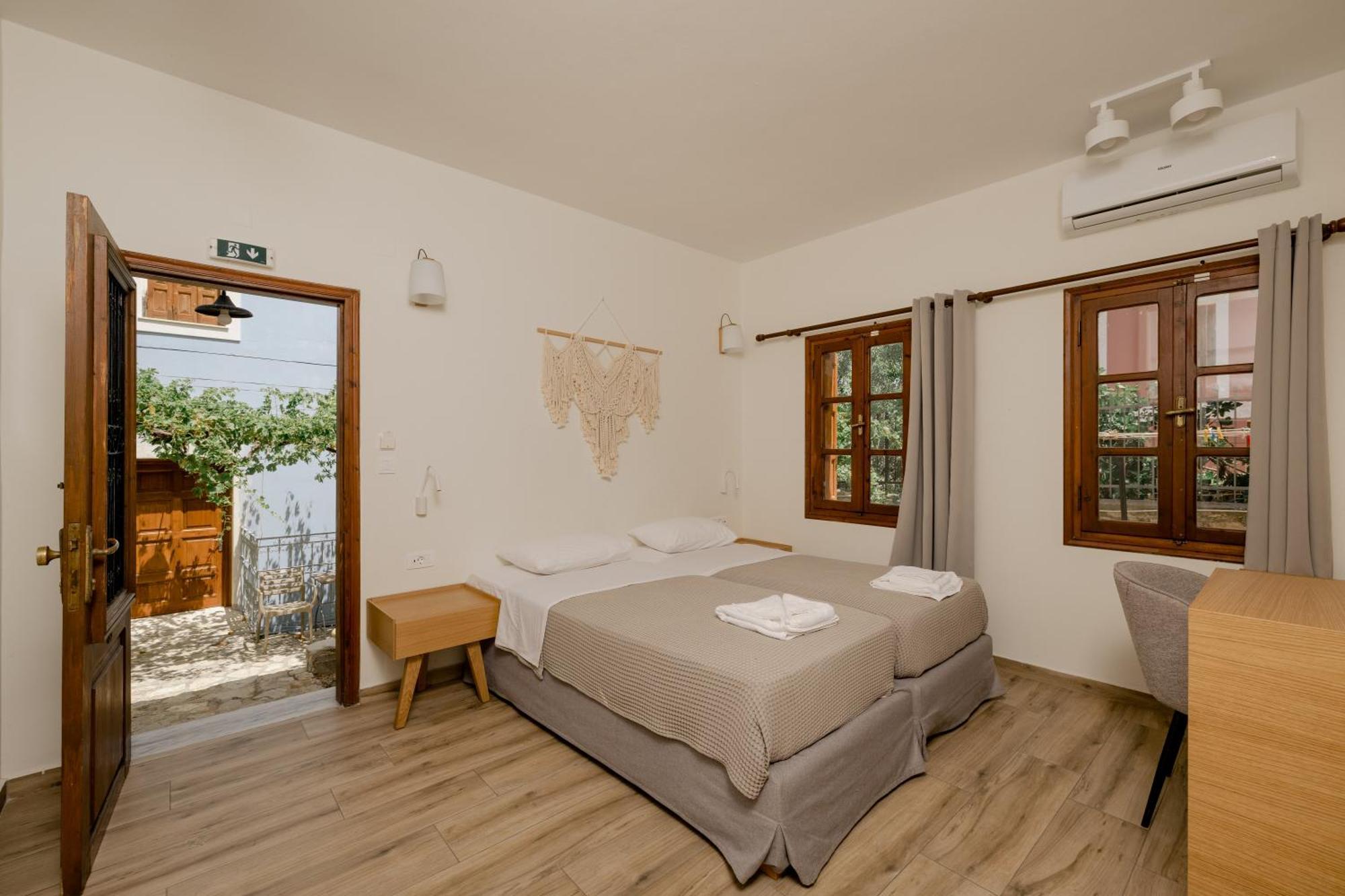 Opera House Hotel Сими Екстериор снимка