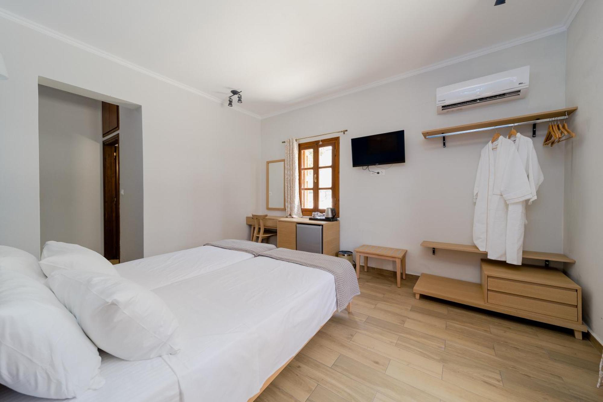 Opera House Hotel Сими Екстериор снимка