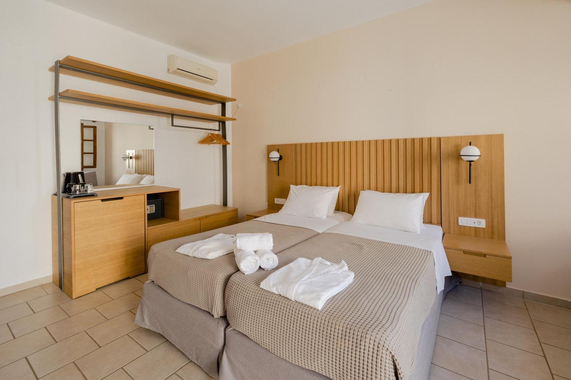 Opera House Hotel Сими Екстериор снимка
